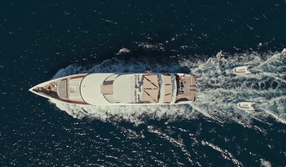 Le yacht de la croisière vu du ciel, en pleine Mer Rouge