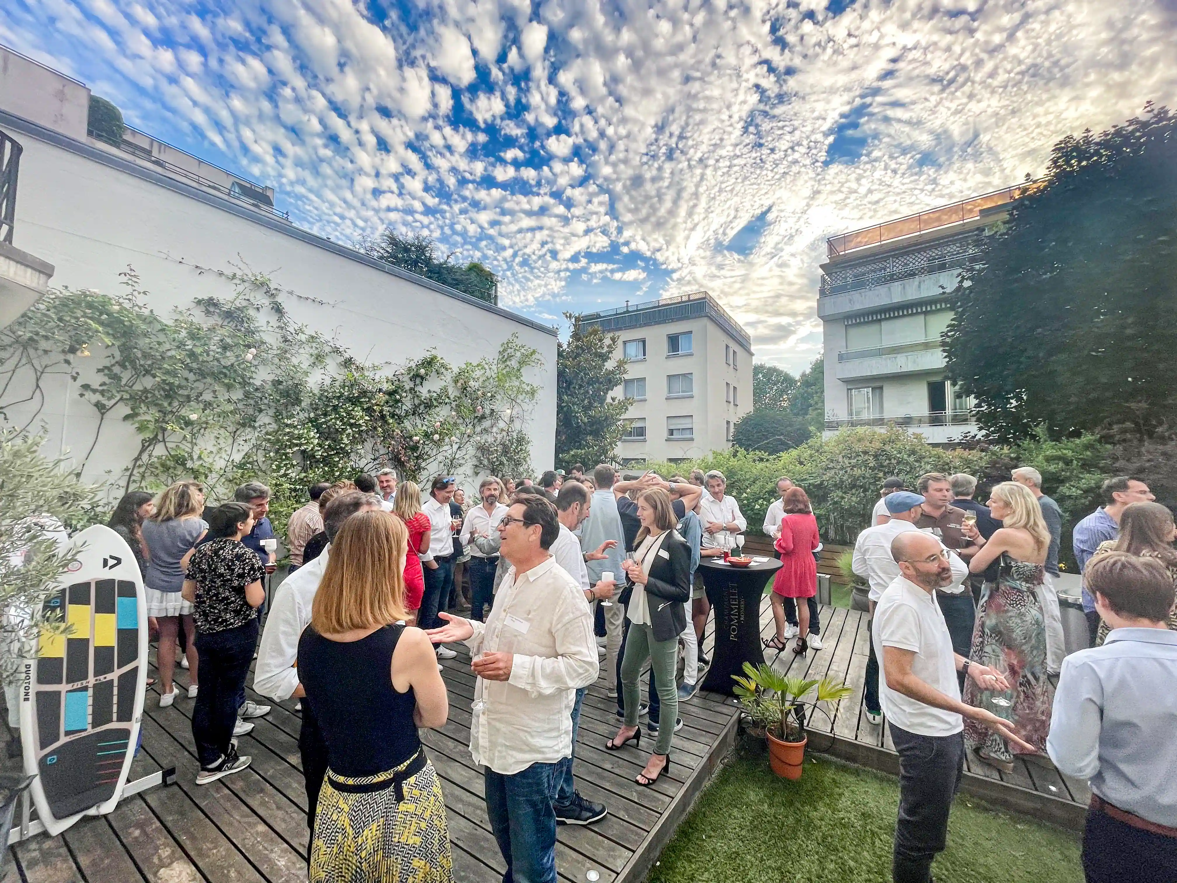 Afterwork, verres et rires entre entrepreneurs — à intégrer
